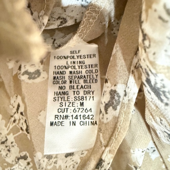 She + Sky Bubble Sleeve Surplice Blouse in Light Taupe ~ NWT! ✨ (SB1370) - Picture 7 of 8